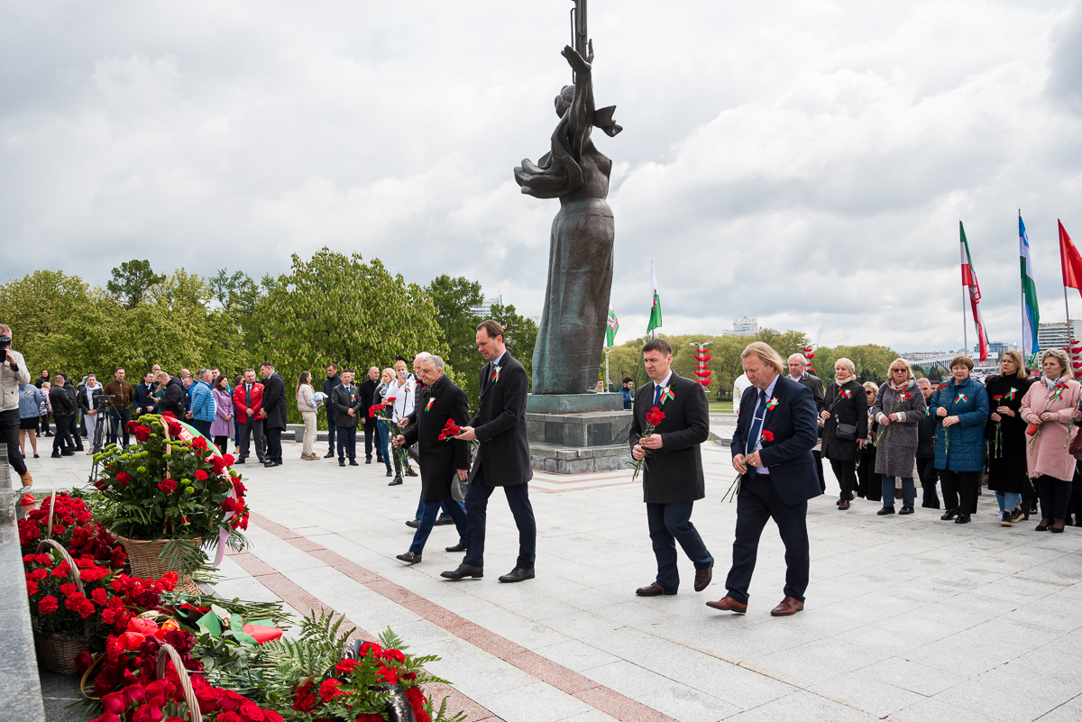 12 мая праздник рб. С днем Победы Беларусь. День Победы возложение цветов. Цветок день Победы. Герой Беларуси.